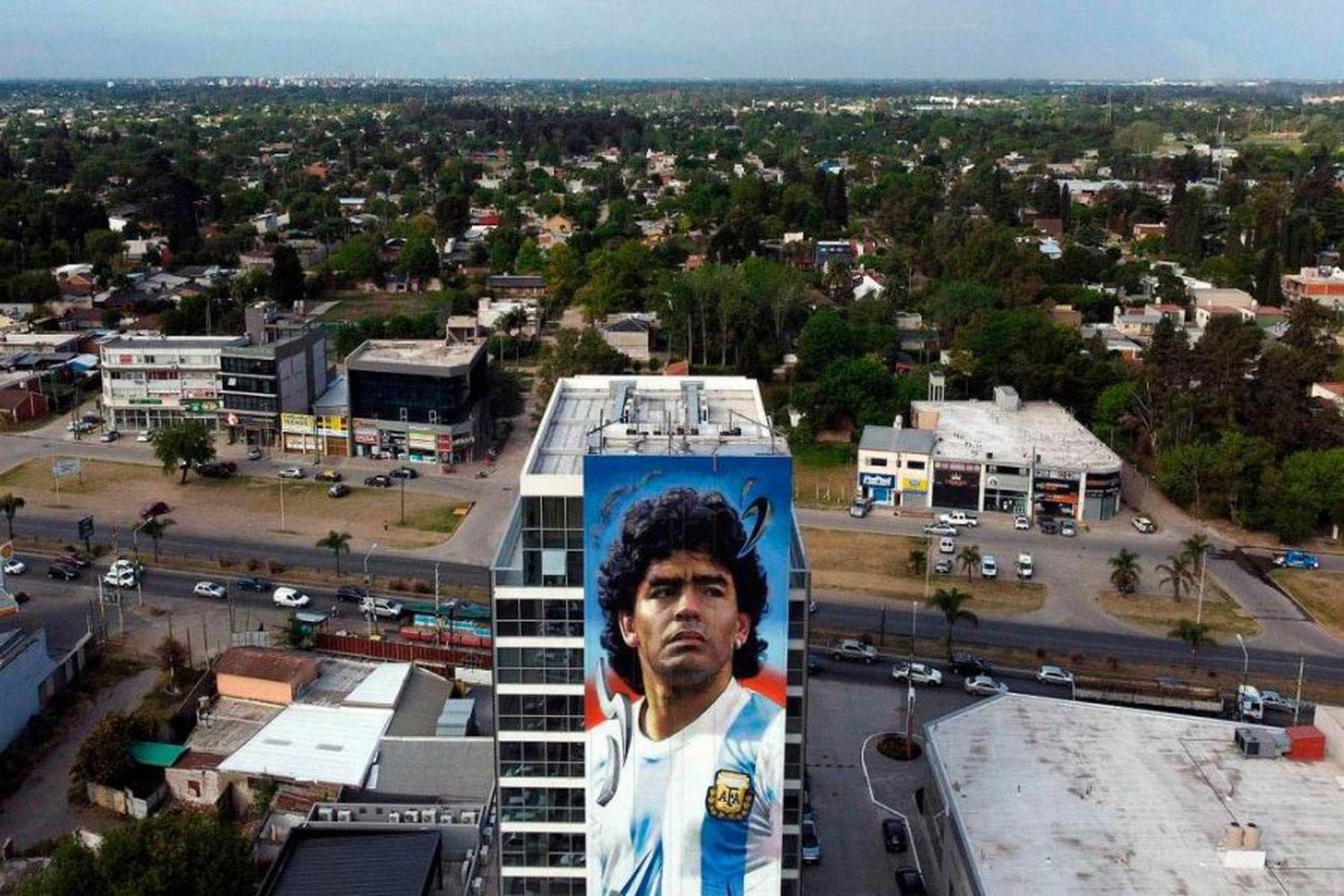 Un mural gigante de Maradona recibirá a quienes lleguen en avión a Ezeiza