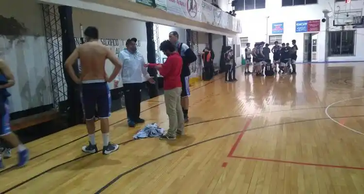 Por la humedad, Tempestad-Náutico se suspendió antes de que termine el primer cuarto