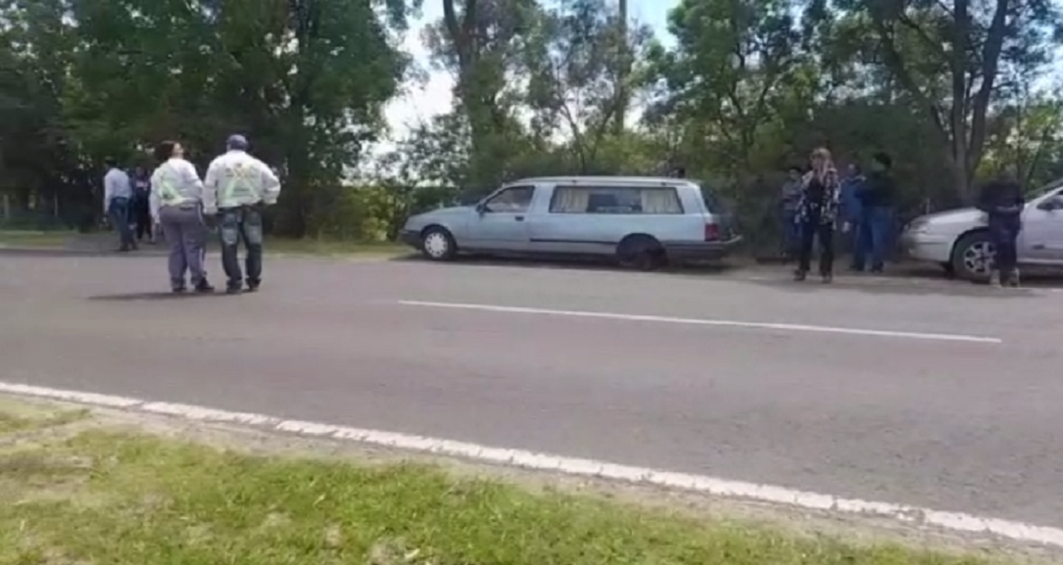 Varados en plena ruta: llevaban la fallecida al cementerio y perdió una rueda el coche fúnebre