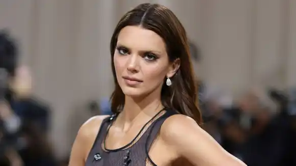 Borrar las cejas es la nueva moda viral en redes sociales