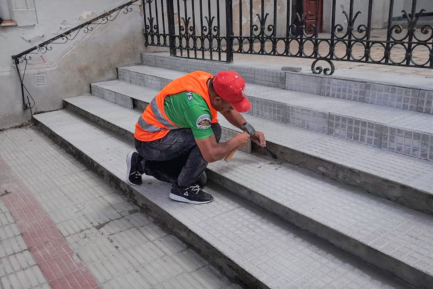 Internos del Servicio Penitenciario realizan trabajos en las escalinatas de la iglesia