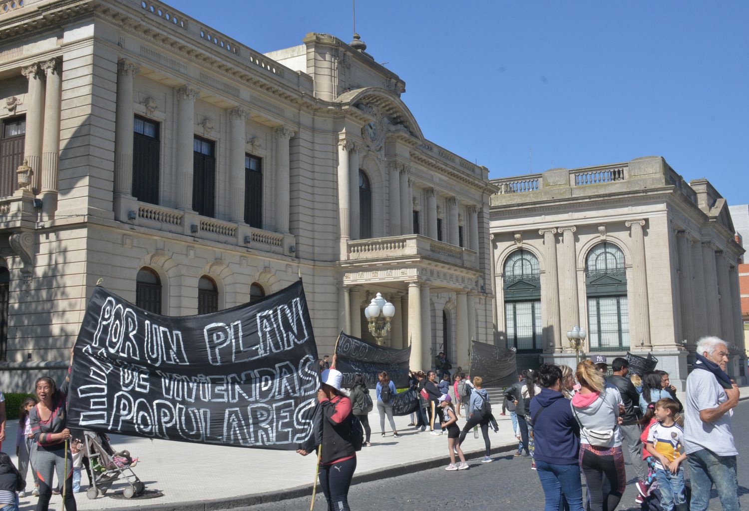 Antes del desalojo, el grupo que resiste en el predio de La Movediza reclamó soluciones en el Municipio