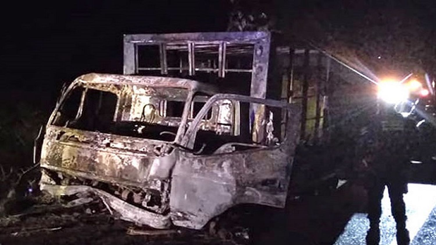 MATAN A UN JOVEN DE 24 AÑOS: piratas de carretera lanzan bomba molotov a un camión cava en Anzoátegui