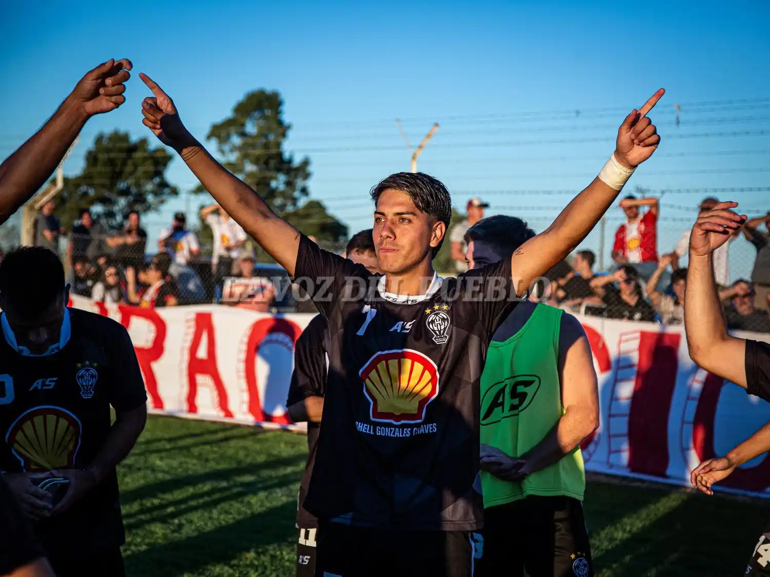 Augusto Ontivero marcó tres tantos ante Colegiales en el 4-0