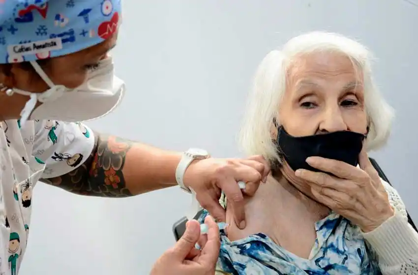 Vacunaron contra el coronavirus a la Vieja Amelia, la fanática hincha de Newells de 96 años