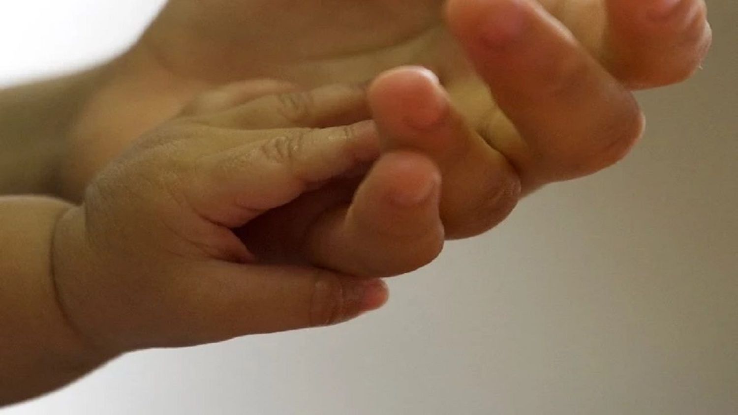 ¡TRAS UNA DISCUSIÓN CON LA MAMÁ EN EL ZULIA! Joven de 17 ahorca a bebé de 1 año de su pareja