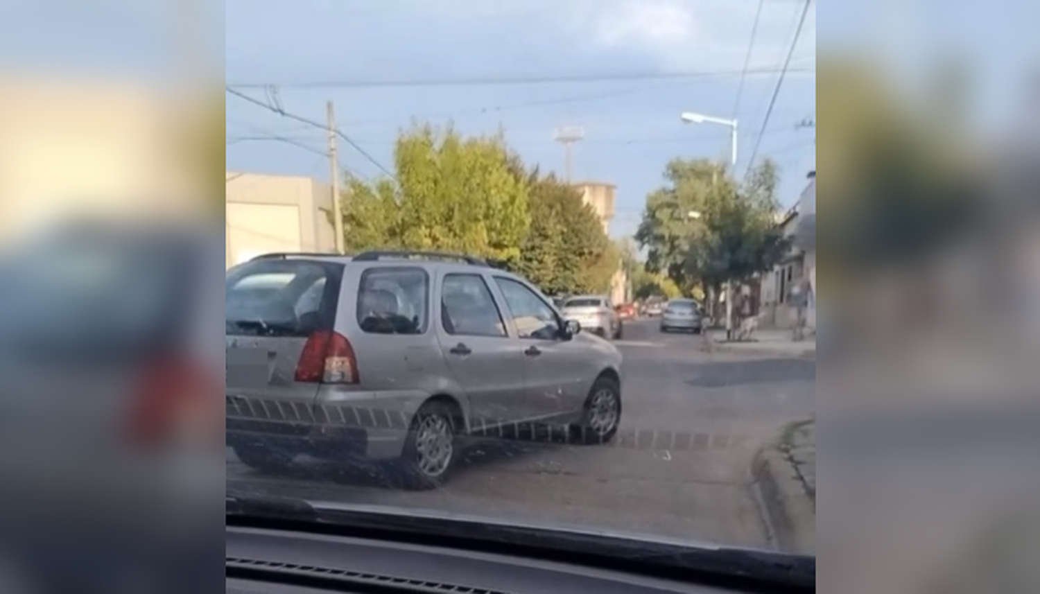 "Estacionan donde quieren", la queja de un conductor