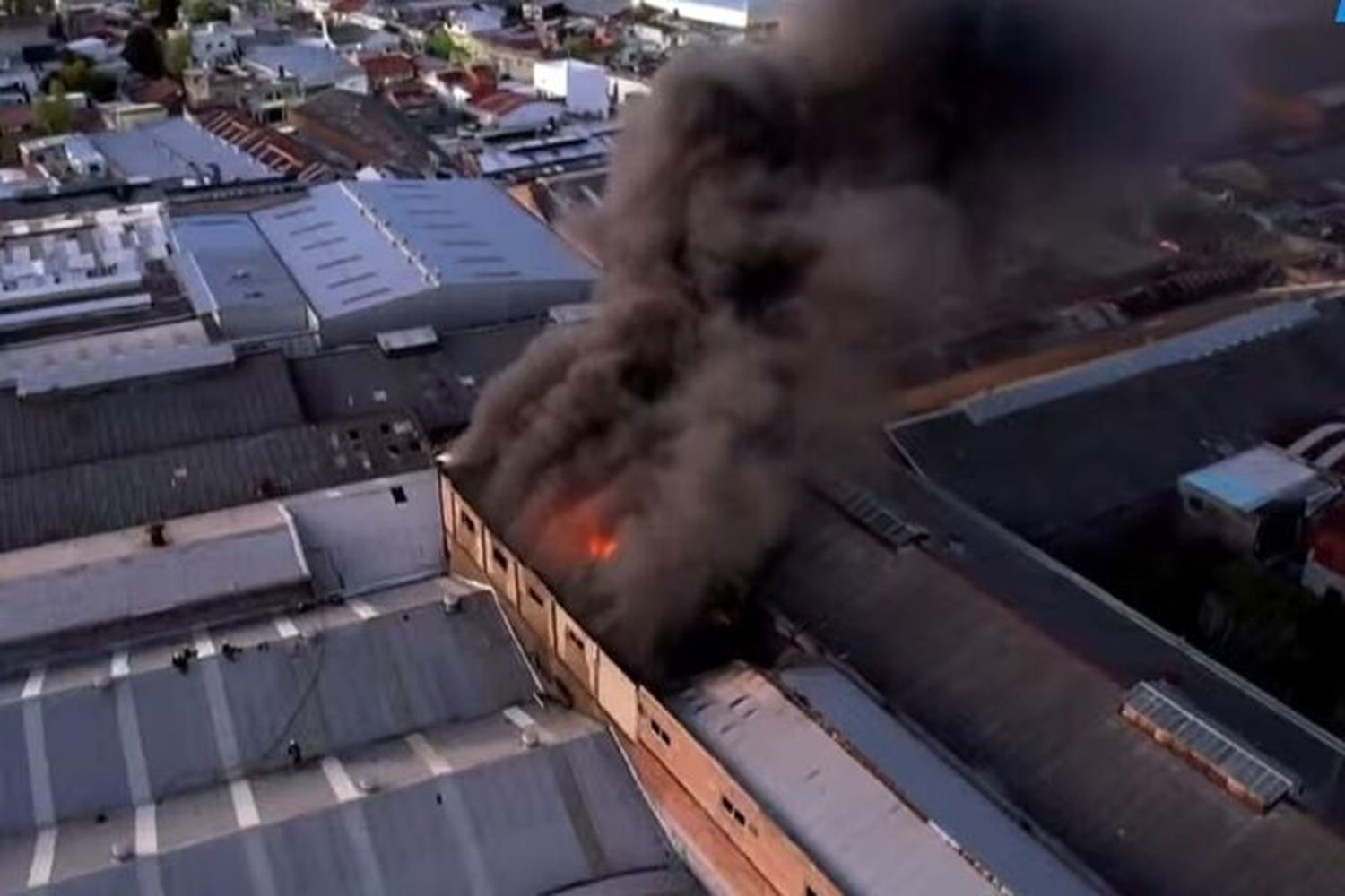 Incendio en fábrica dedicada a la reparación de transformadores de Edesur en Avellaneda: las imágenes más impactantes