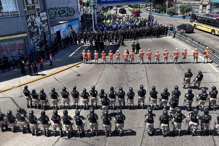 Un grueso cordón de efectivos de la Prefectura Naval Argentina (PNA) y de la Policía Bonaerense cortaban desde las 11 una de las subidas del Puente Pueyrredón, desde la localidad de Avellanada hacia Capital Federal.Foto Telam
