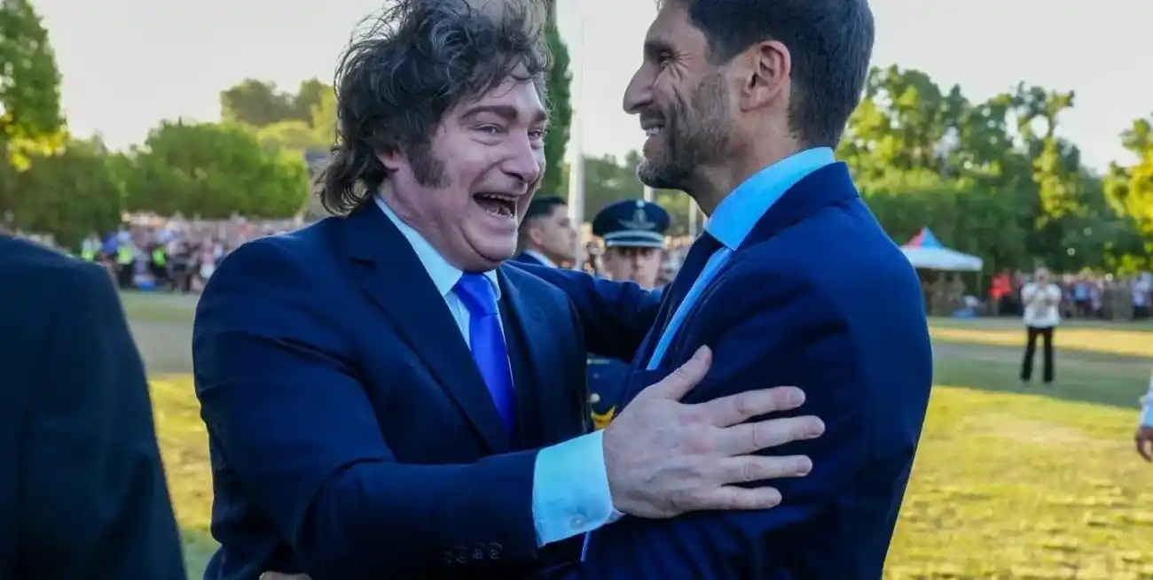 El saludo de Milei a Maximiliano Pullaro antes del acto central en la ciudad de San Lorenzo.