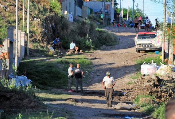 Cansados de la inseguridad, vecinos de La Movediza desarmaron un aguantadero y se trenzaron a golpes