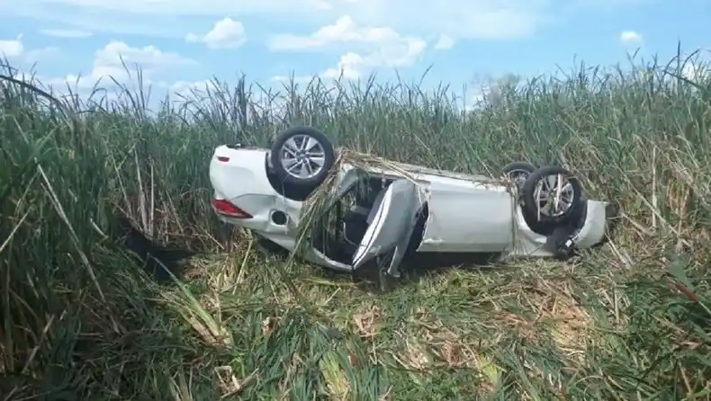 Un joven despistó y volcó en una ruta entrerriana: iban dos niños a bordo