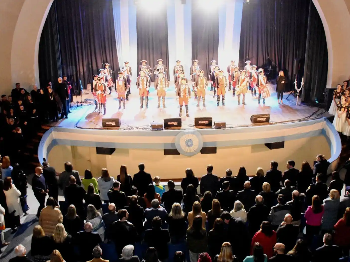Gala de Honor en el Teatro Odeón, acto central en Plaza 25 de Mayo y festejo cultural en zona sur