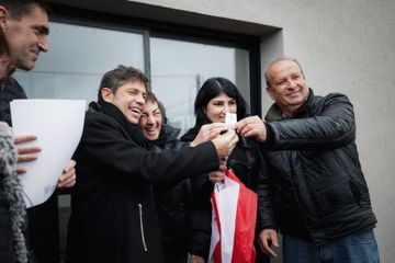 Kicillof entregó viviendas a familias de Tandil: "Es el primer Gobierno nacional que no inaugura una sola obra pública"