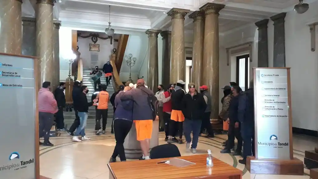 Paro de recolectores de turno mañana y protesta en el Municipio