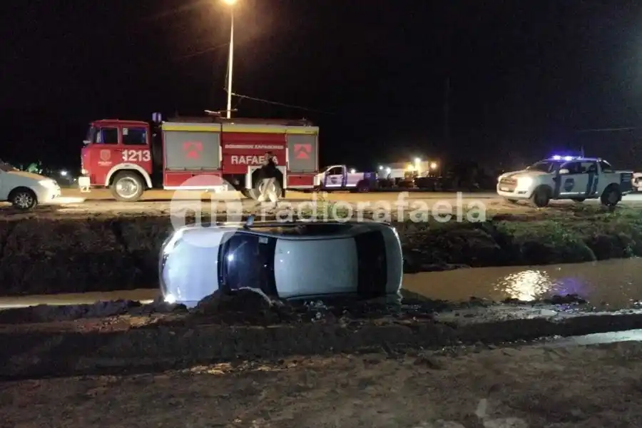 Impactante accidente en la madrugada: un automóvil terminó volcado a la vera de la Ruta 70