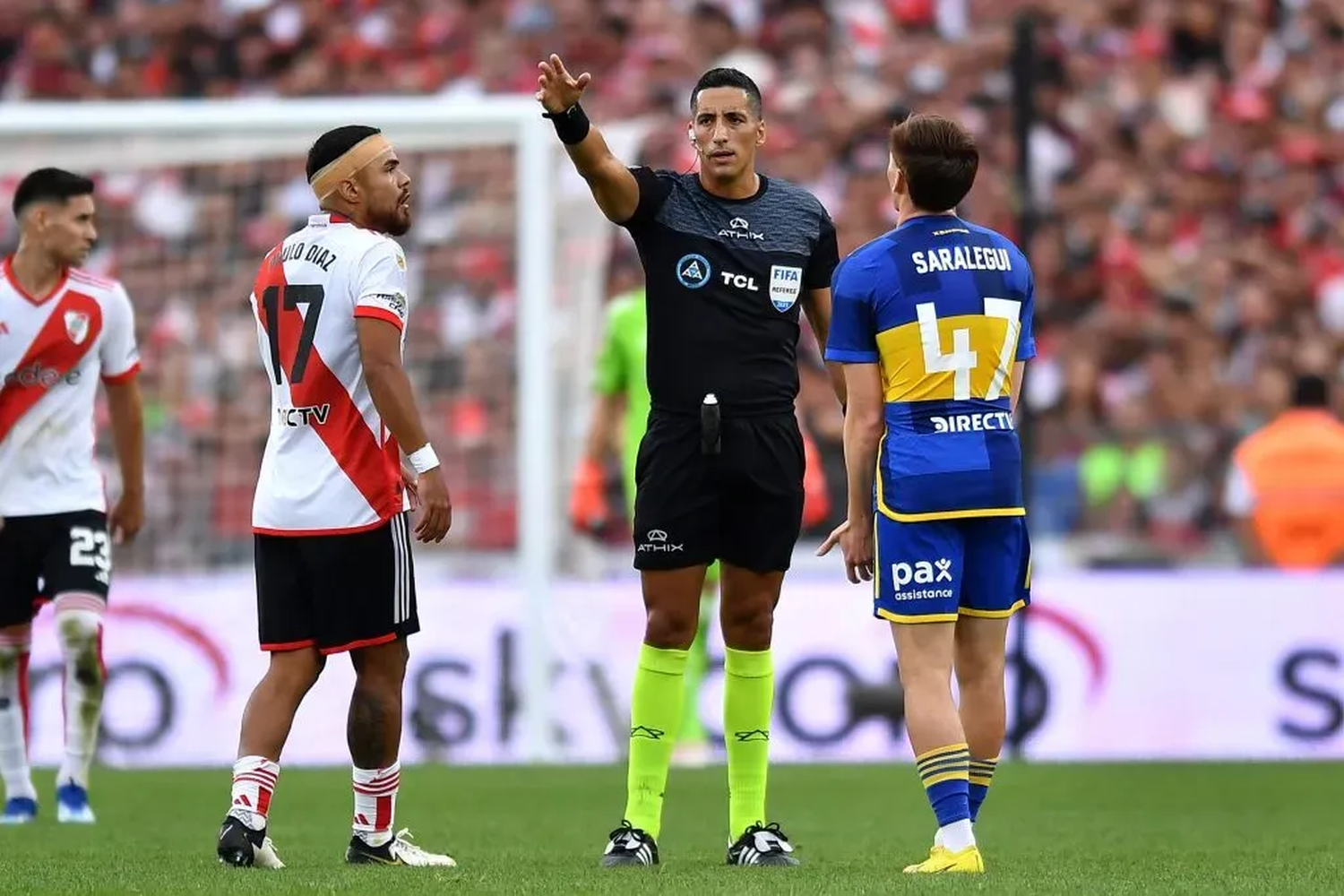 Yael Falcón Pérez dirigió el último Superclásico en el estadio Monumental de Núñez