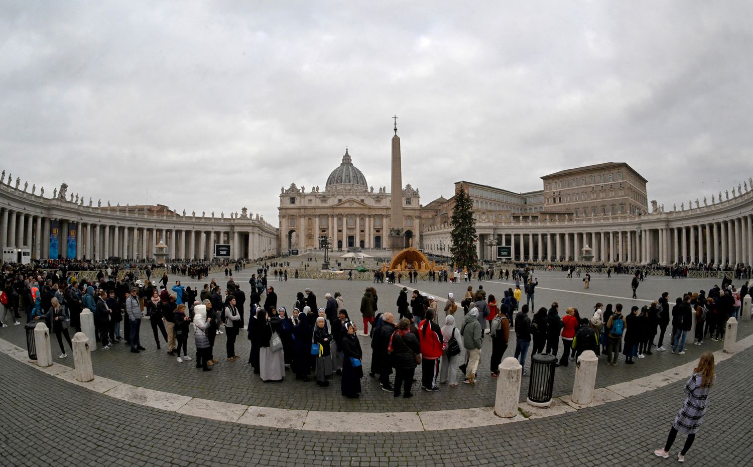 Una multitud despide a Benedicto XVI en la Basílica de San Pedro