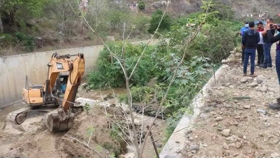 LLUVIAS NO DAN TREGUA EN VARGAS: afectadas vías de comunicación y el Club Oricao