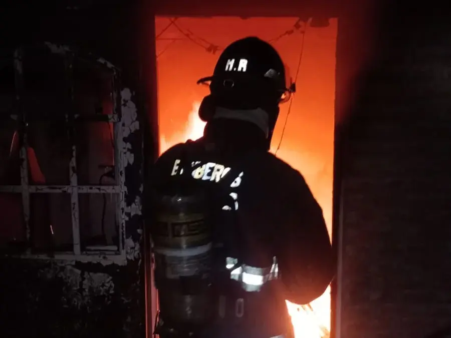 Importante incendio afectó a la terraza de una casa del centro.