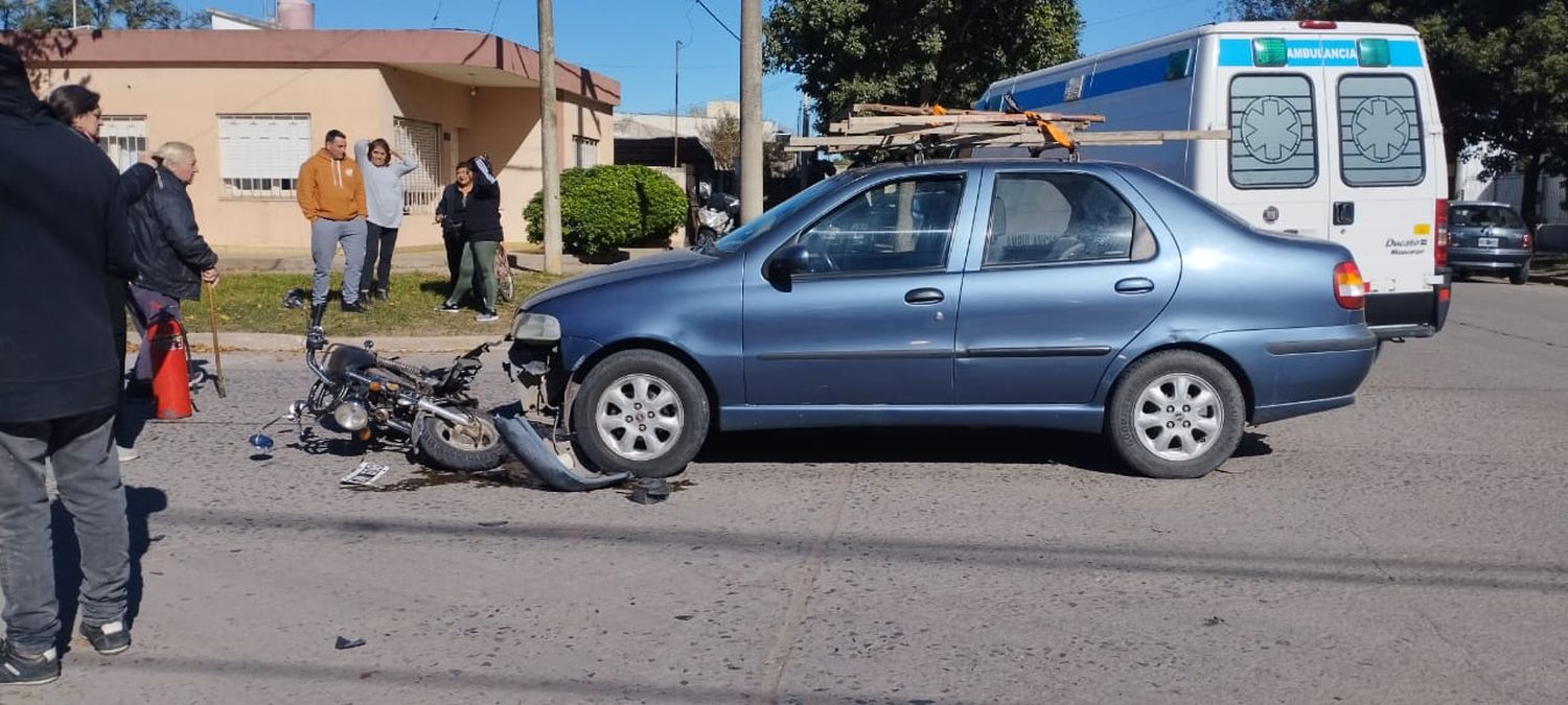 Fuerte choque entre un automóvil y una moto.