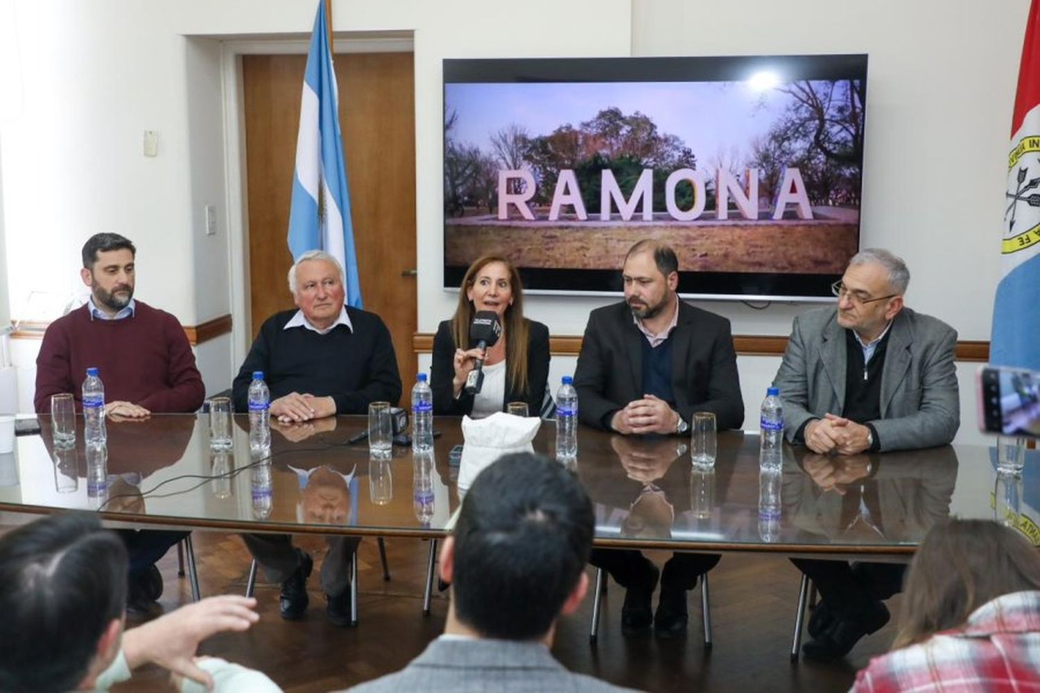 Marcela Aeberhard, Mariano Cuvertino, Franco Arone, el senador por el departamento Castellanos, Alcides Calvo; el presidente comunal, José Barberos