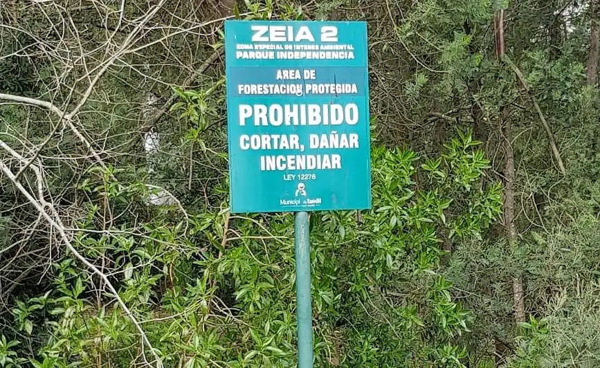 Denuncian que se vierten efluentes cloacales sobre una ladera del Parque Independencia