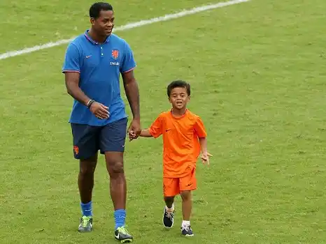 A los siete años, el hijo de Patrick Kluivert marcó un golazo de tiro libre