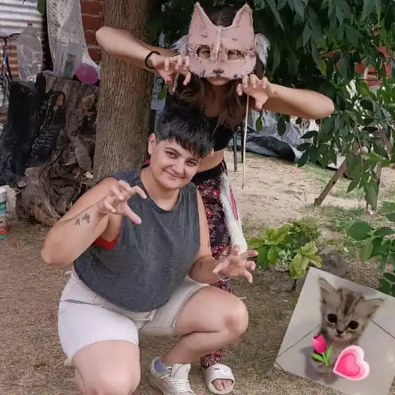 Yamila con su hija Mía, niña therian