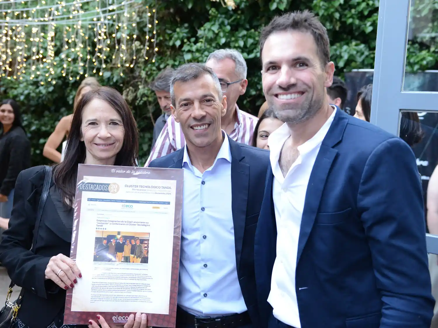 Analía Sánchez y Juan José Aiello, integrantes del Clúster Tecnológico de Tandil, recibieron la distinción que entregó Rodrigo Rotonda.