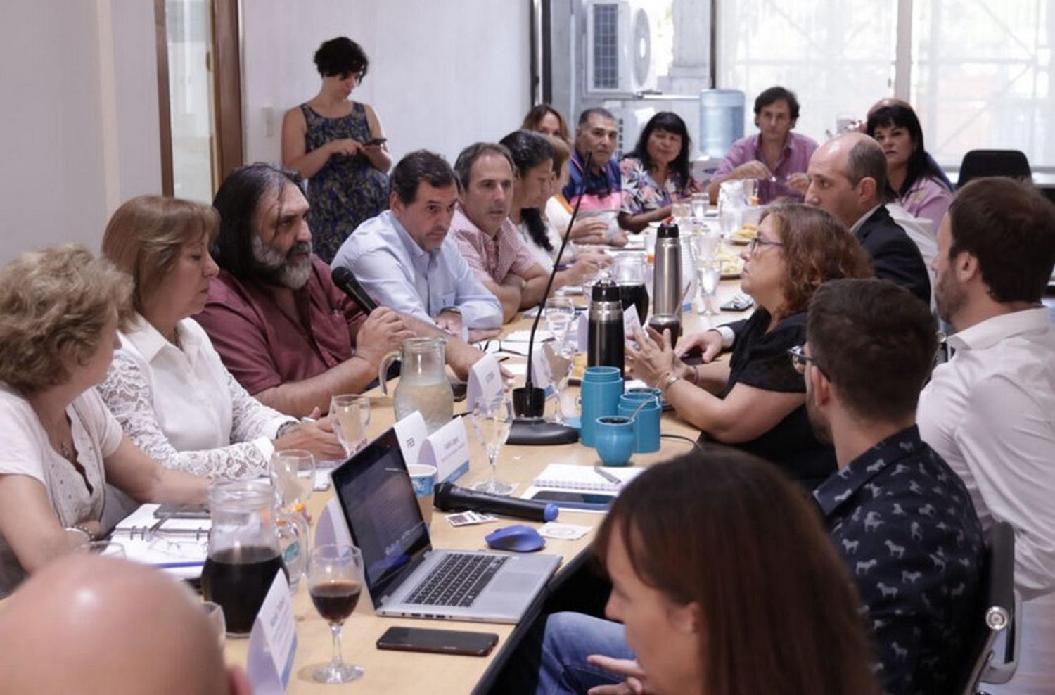 Provincia convocó para la semana próxima a docentes y estatales