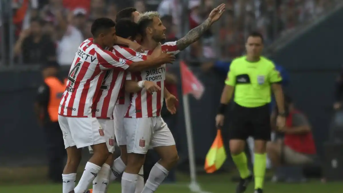 Estudiantes aprovechó toda la apatía de River