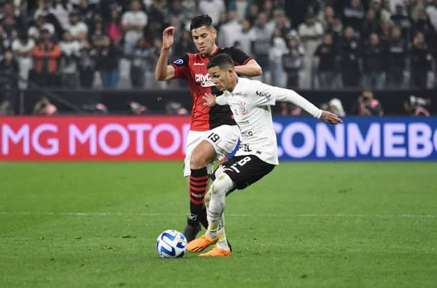 Newells cayó en Brasil ante Corinthians pero sigue con vida de cara a la revancha en el Coloso