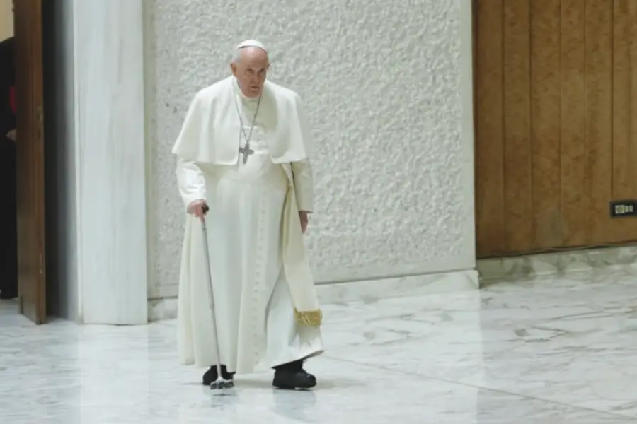 El papa Francisco permanecerá varios días internado: padece una infección respiratoria