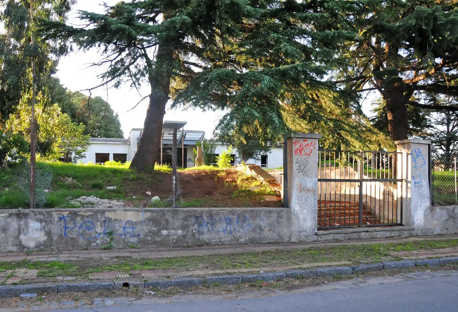 Pese a la limpieza del predio, vecinos del exPoliclínico siguen padeciendo la inseguridad