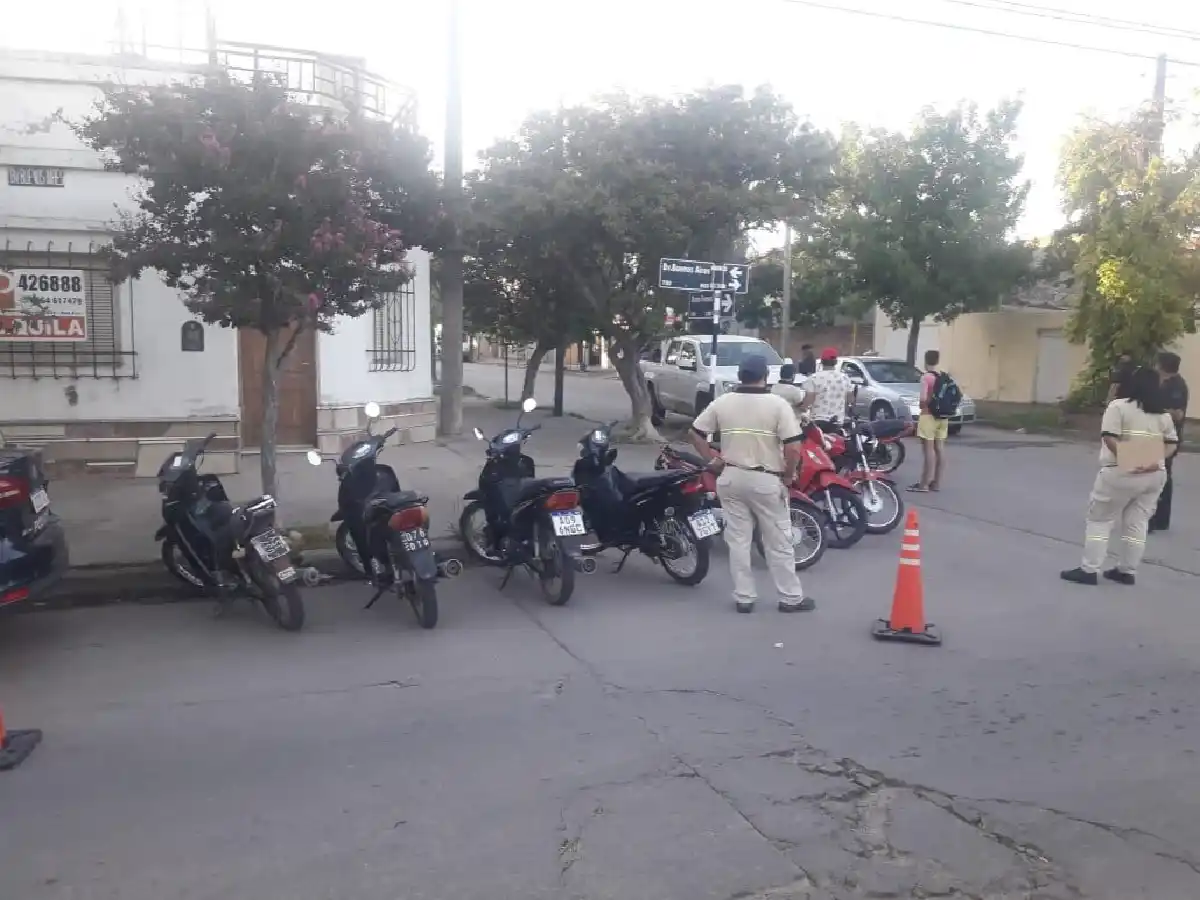 Una camioneta y 30 motos fueron retenidos en un control
