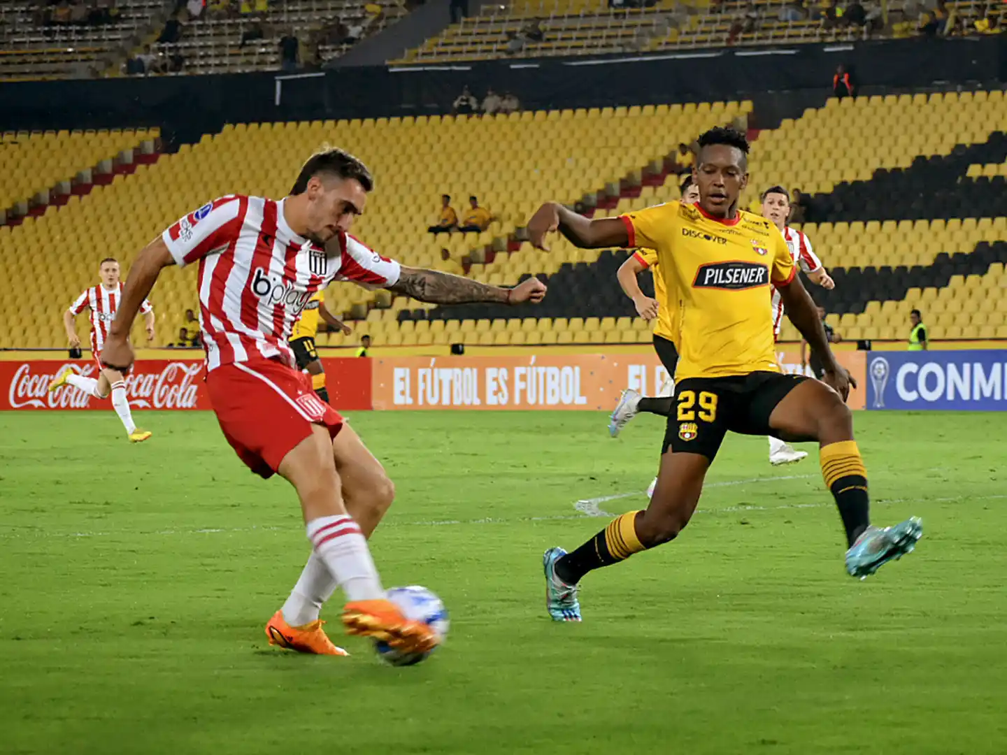 Méndez y Quiñonez, en el partido de ida.