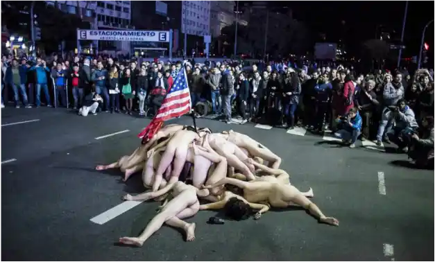 Video: Artistas realizaron una intervención en la 9 de Julio