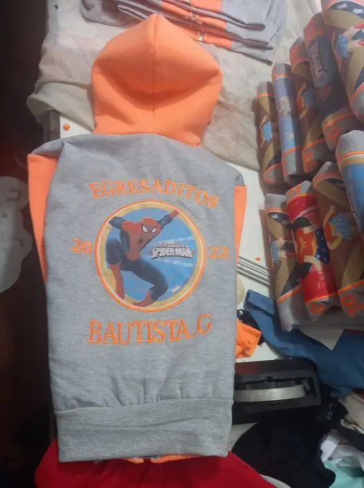 La Plata: Fue a entregar buzos de egresados ​a un Jardín pero las madres escaparon corriendo con la ropa y sin pagar