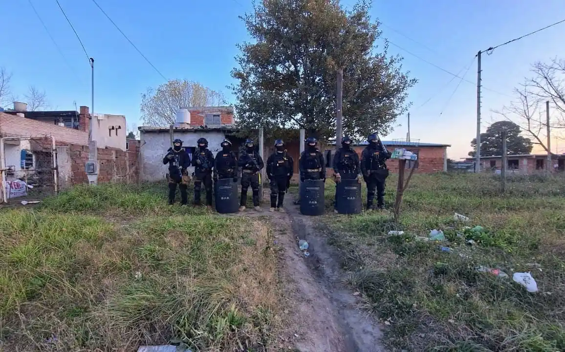 Los uniformados irrumpieron en calle Brandsen y Trinidad Tobago, hallando un taller con partes de motovehículos.