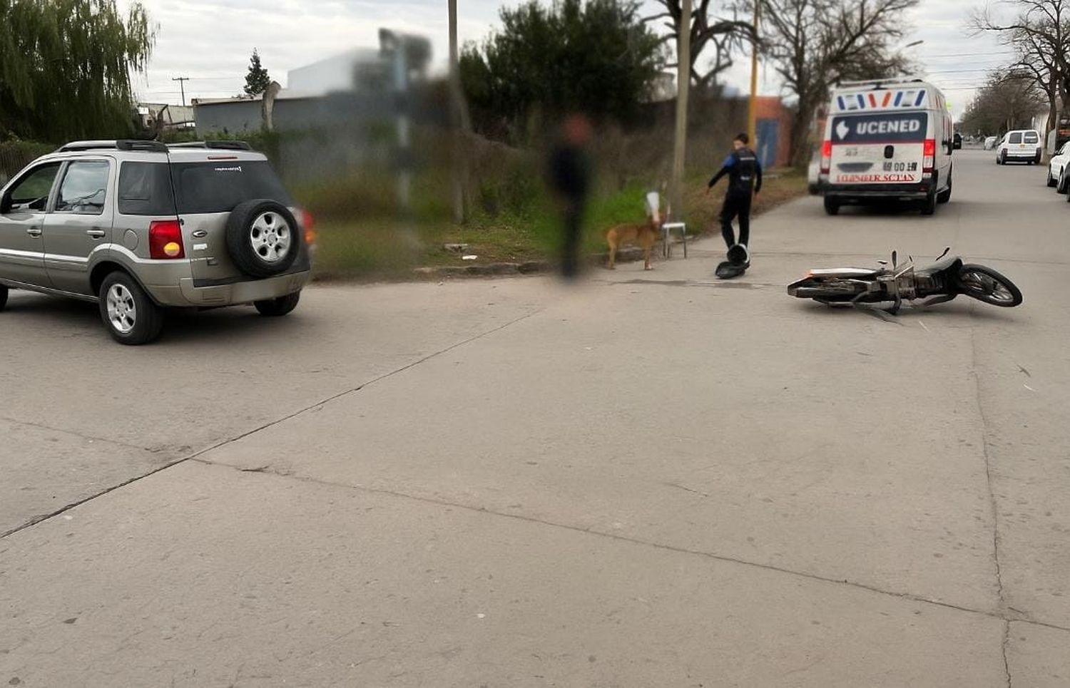 Una motociclista sufrió una fractura tras chocar con un auto en barrio Hospital
