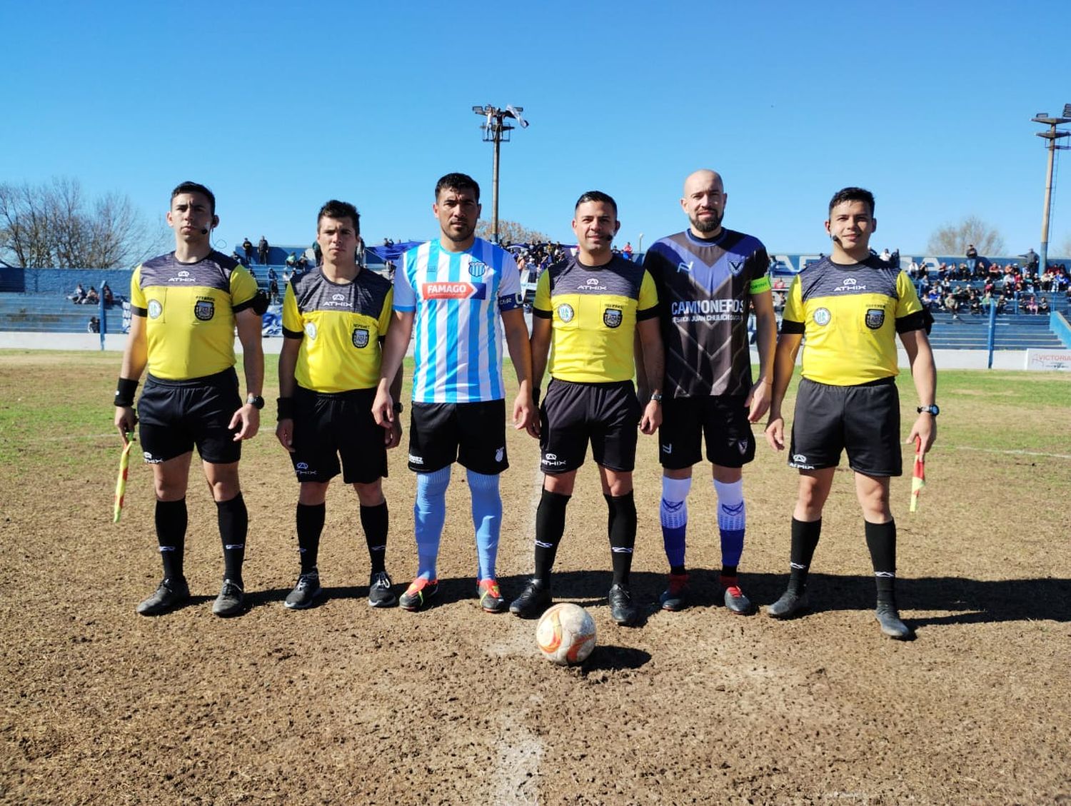 En un partido con tintes de clásico, La V se quedó con la victoria. Foto: Fabián Gallego.