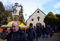 A pesar del mal tiempo, los tandilenses se congregaron en San Cayetano para pedir por el trabajo