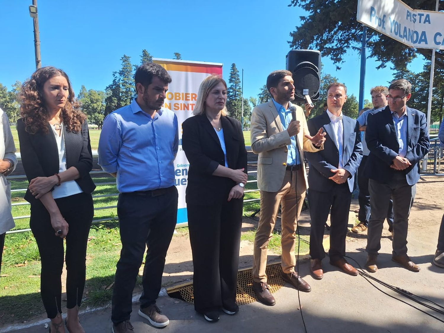 Leticia Di Gregorio; Leonel Chiarella; Gisela Scaglia, Maximiliano Pullaro; Lisandro Enrico y José Goity en el Parque Municipal General Belgrano de Venado Tuerto. Foto: Sur24