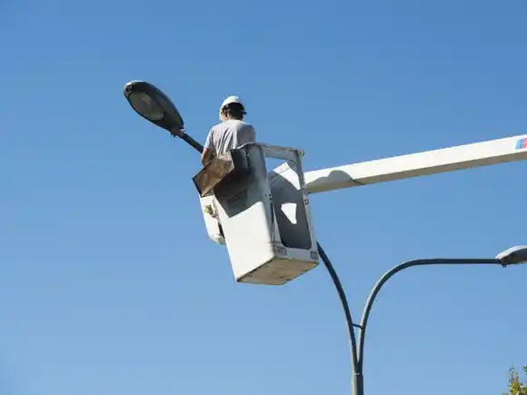 La Municipalidad adjudicó el mantenimiento del alumbrado público a tres empresas