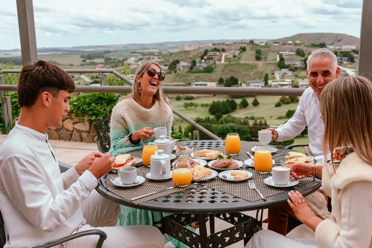 Un espacio ideal para disfrutar de un desayuno con vista a las sierras