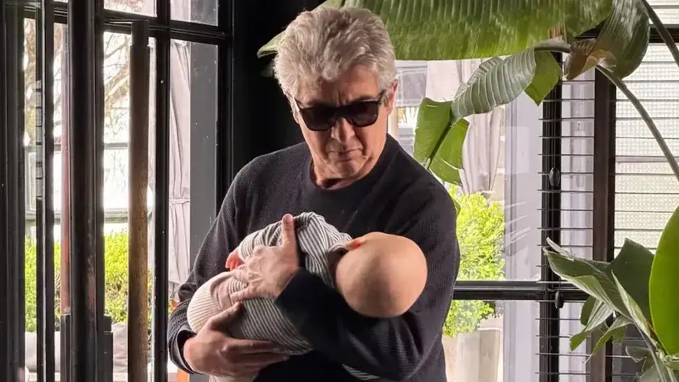 Ricardo junto a su pequeño nieto Dante, fruto de la relación de su hijo el Chino Darín y Úrsula Corberó