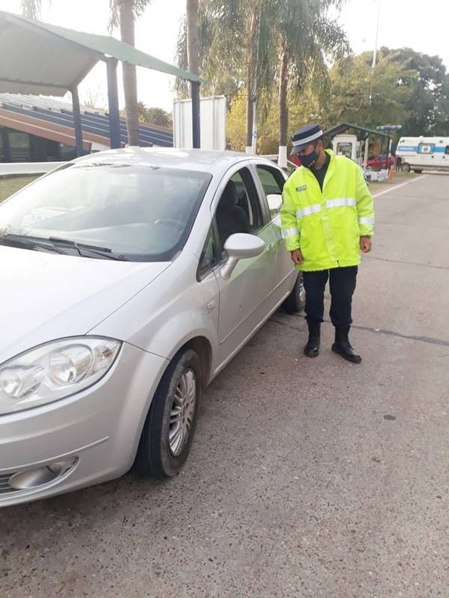 Gran sorpresa para el personal policial, llevaba  una mujer en el baúl