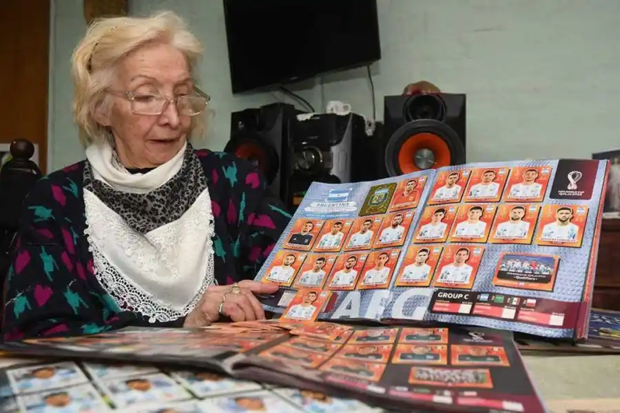 Tiene 75 años, llenó dos álbumes del Mundial y va por más