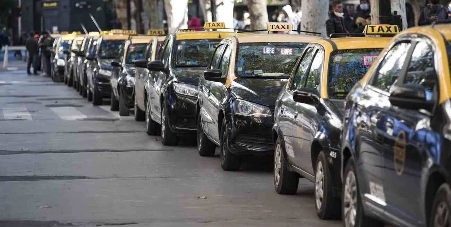 La propuesta radica en la de eliminar por completo el uso de los radiotaxis y completar con la obligatoriedad del uso de aplicaciones para prestar el servicio de taxis y remises, tal y como ya fue sancionado en el Palacio Vasallo. Foto: Archivo